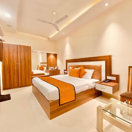 Hotel White And Restaurant 300 Mtr From Golden Temple Amritsar Buitenkant foto
