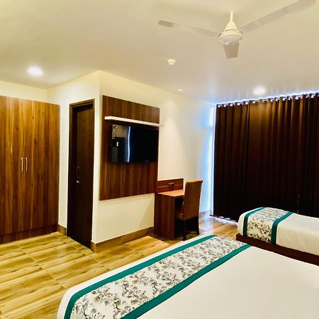 Hotel White And Restaurant 300 Mtr From Golden Temple Amritsar Buitenkant foto
