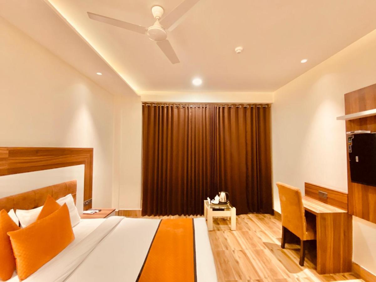 Hotel White And Restaurant 300 Mtr From Golden Temple Amritsar Buitenkant foto
