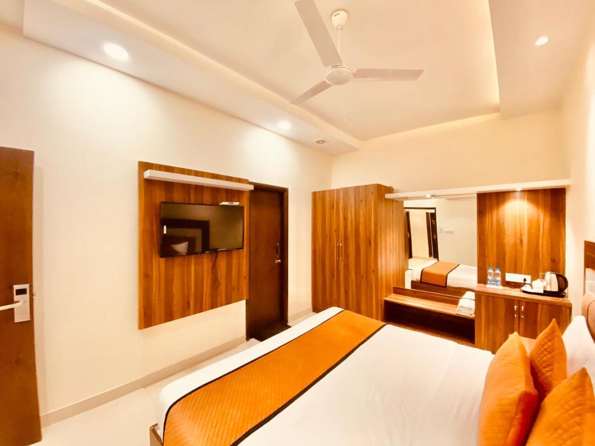 Hotel White And Restaurant 300 Mtr From Golden Temple Amritsar Buitenkant foto
