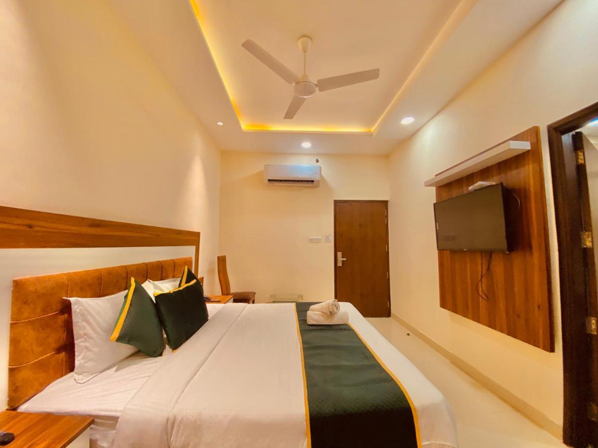 Hotel White And Restaurant 300 Mtr From Golden Temple Amritsar Buitenkant foto