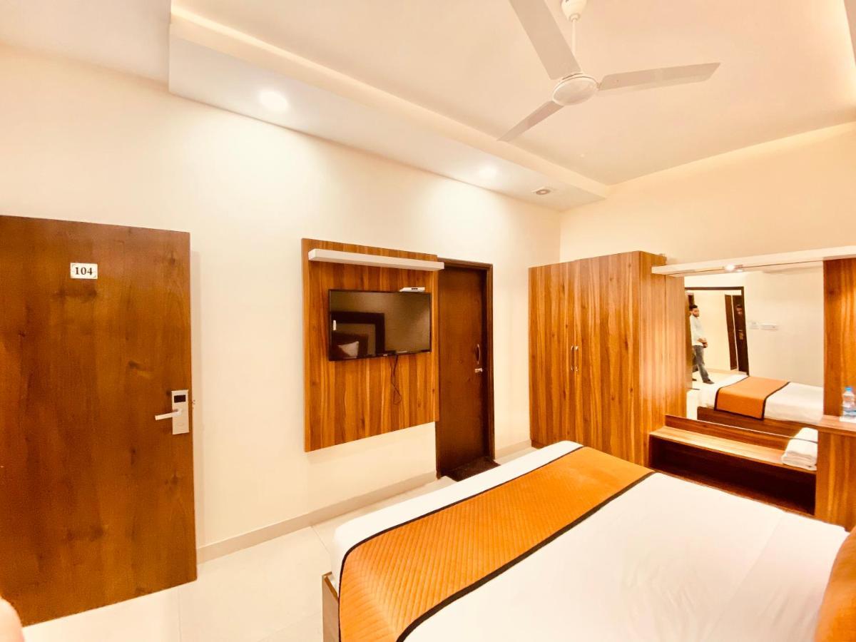 Hotel White And Restaurant 300 Mtr From Golden Temple Amritsar Buitenkant foto