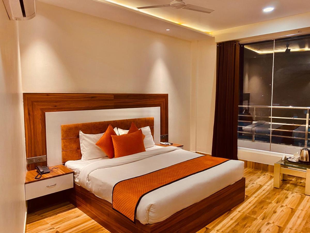 Hotel White And Restaurant 300 Mtr From Golden Temple Amritsar Buitenkant foto