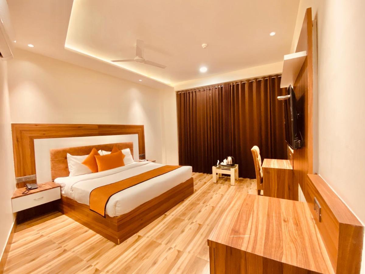 Hotel White And Restaurant 300 Mtr From Golden Temple Amritsar Buitenkant foto