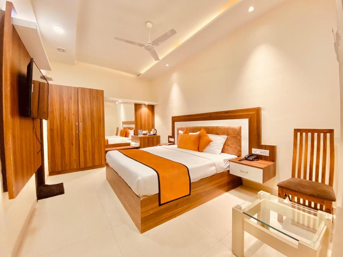 Hotel White And Restaurant 300 Mtr From Golden Temple Amritsar Buitenkant foto