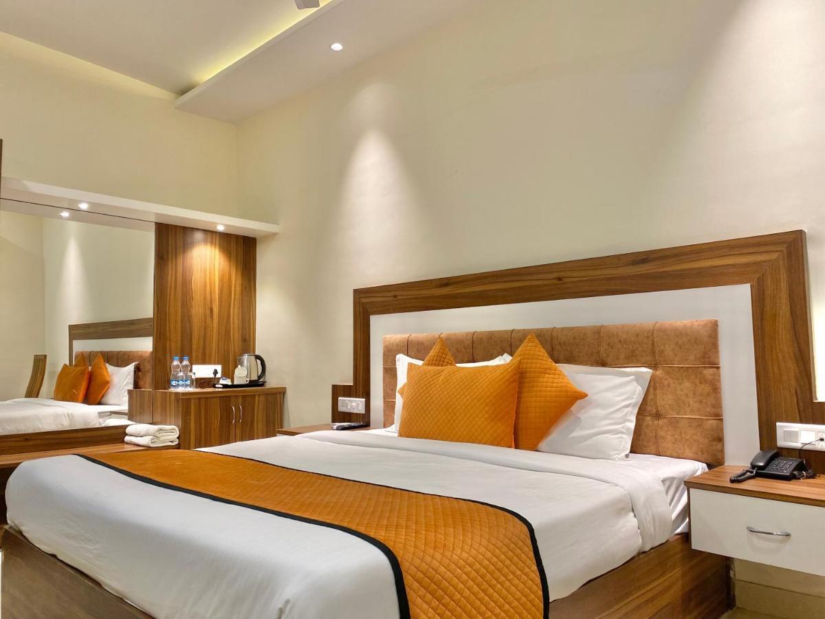 Hotel White And Restaurant 300 Mtr From Golden Temple Amritsar Buitenkant foto