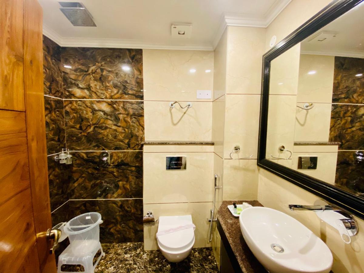Hotel White And Restaurant 300 Mtr From Golden Temple Amritsar Buitenkant foto