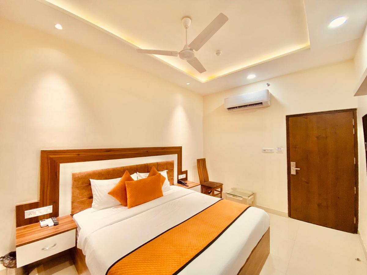 Hotel White And Restaurant 300 Mtr From Golden Temple Amritsar Buitenkant foto