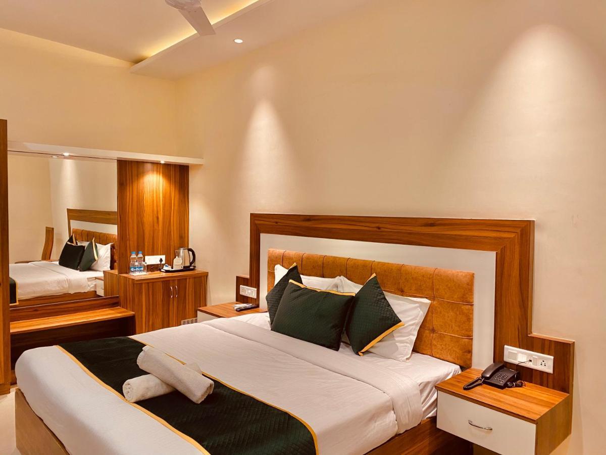 Hotel White And Restaurant 300 Mtr From Golden Temple Amritsar Buitenkant foto