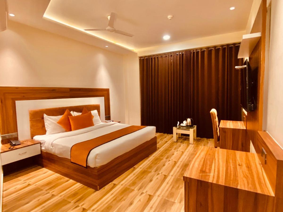 Hotel White And Restaurant 300 Mtr From Golden Temple Amritsar Buitenkant foto