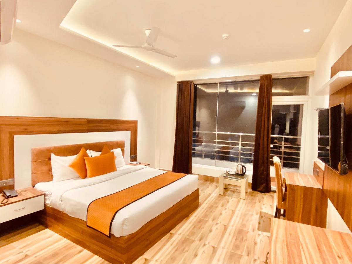 Hotel White And Restaurant 300 Mtr From Golden Temple Amritsar Buitenkant foto