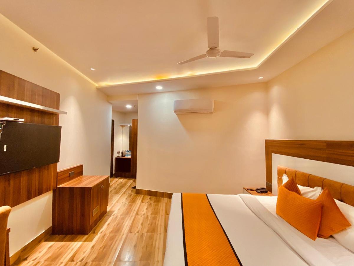 Hotel White And Restaurant 300 Mtr From Golden Temple Amritsar Buitenkant foto