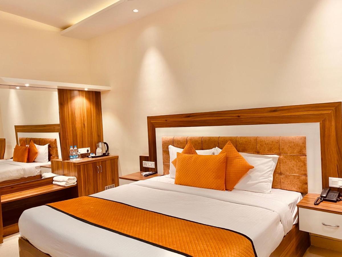 Hotel White And Restaurant 300 Mtr From Golden Temple Amritsar Buitenkant foto