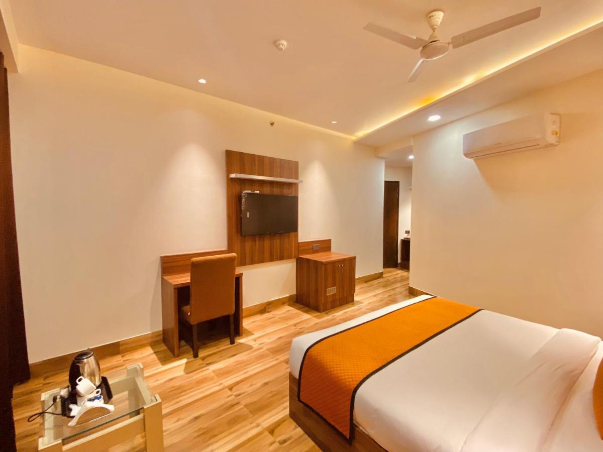 Hotel White And Restaurant 300 Mtr From Golden Temple Amritsar Buitenkant foto