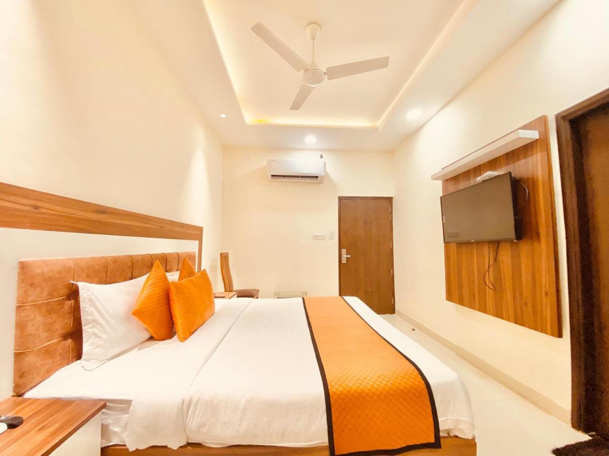 Hotel White And Restaurant 300 Mtr From Golden Temple Amritsar Buitenkant foto