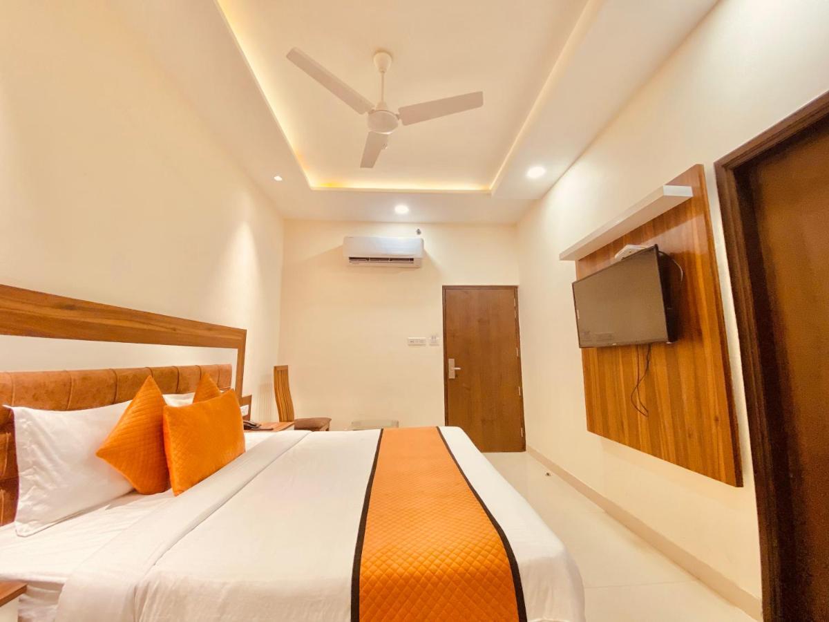 Hotel White And Restaurant 300 Mtr From Golden Temple Amritsar Buitenkant foto