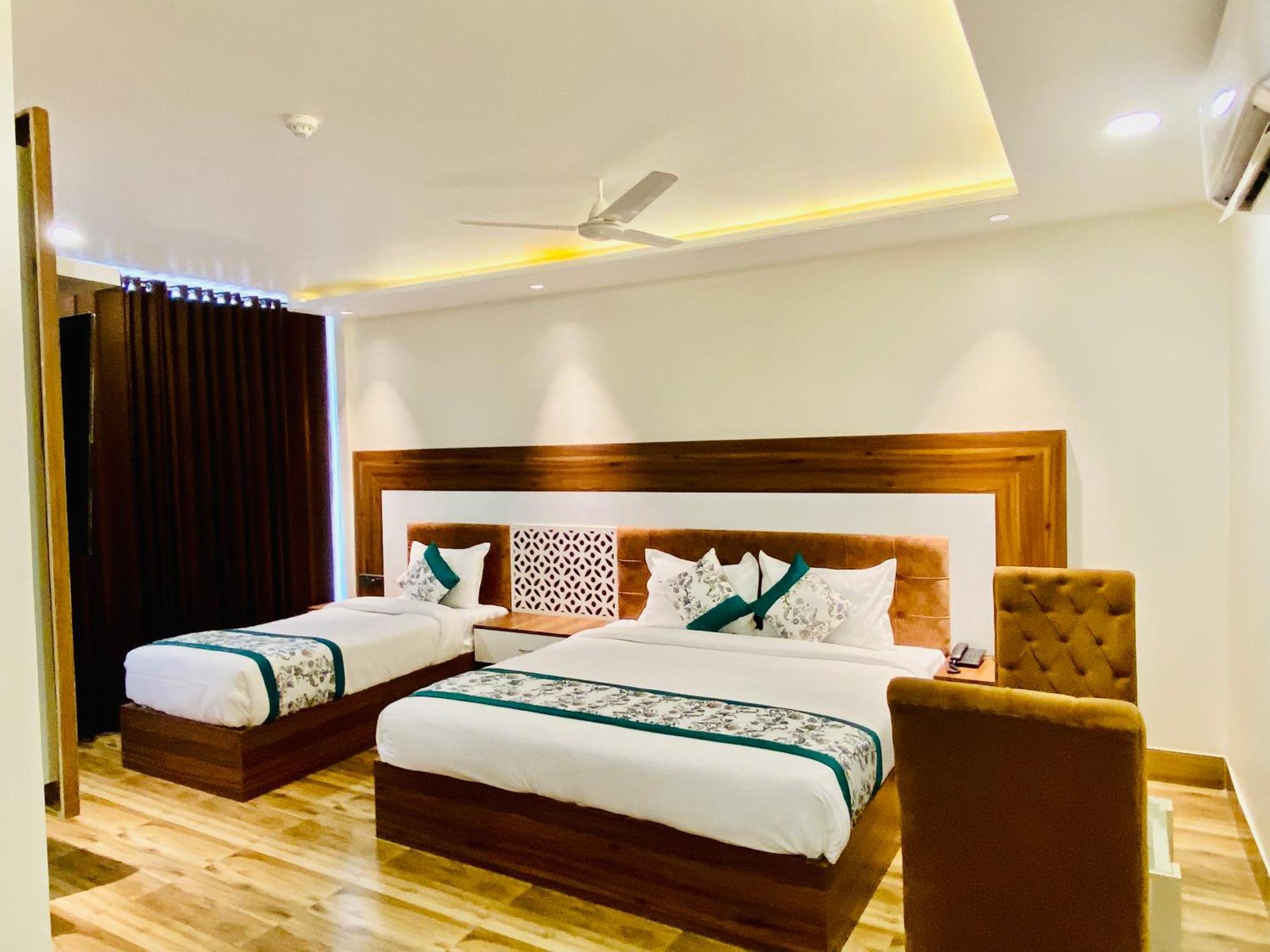 Hotel White And Restaurant 300 Mtr From Golden Temple Amritsar Buitenkant foto