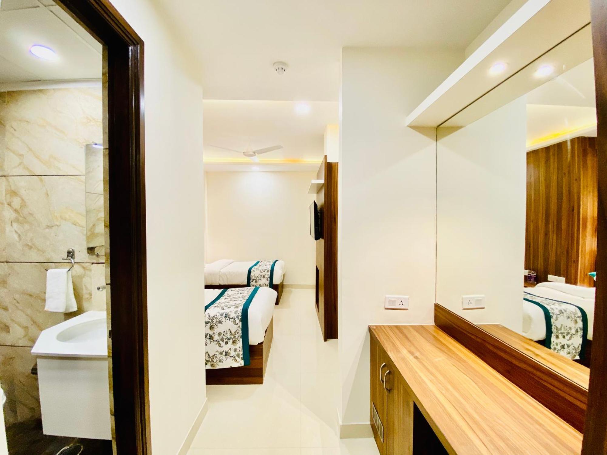 Hotel White And Restaurant 300 Mtr From Golden Temple Amritsar Buitenkant foto