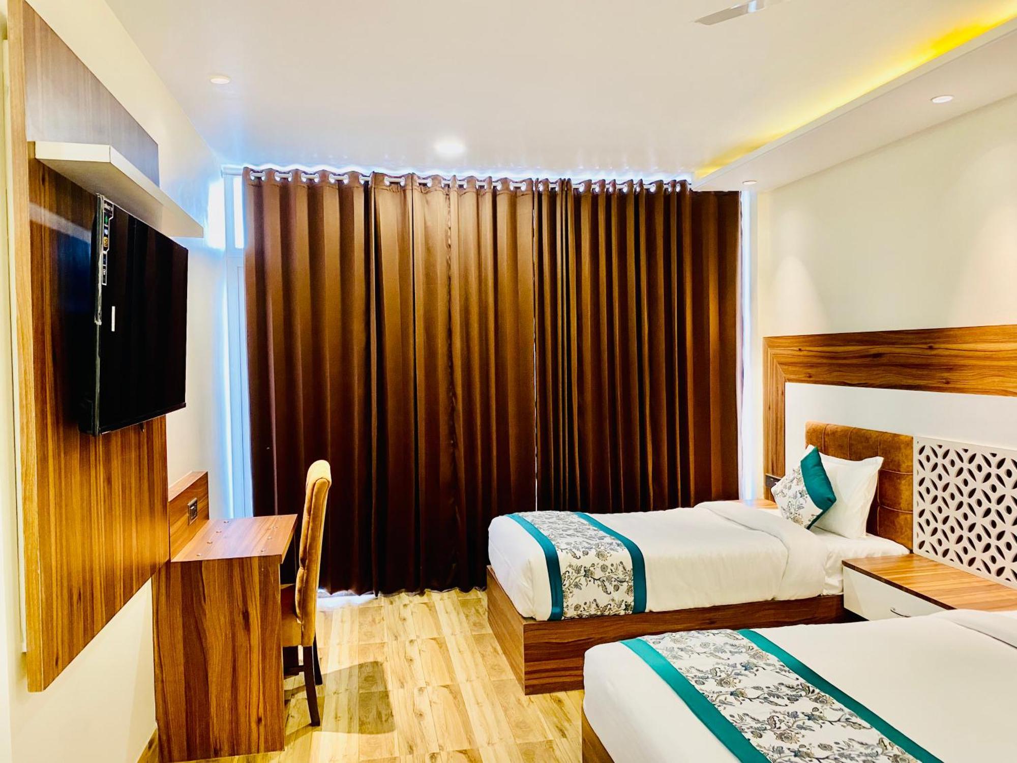 Hotel White And Restaurant 300 Mtr From Golden Temple Amritsar Buitenkant foto