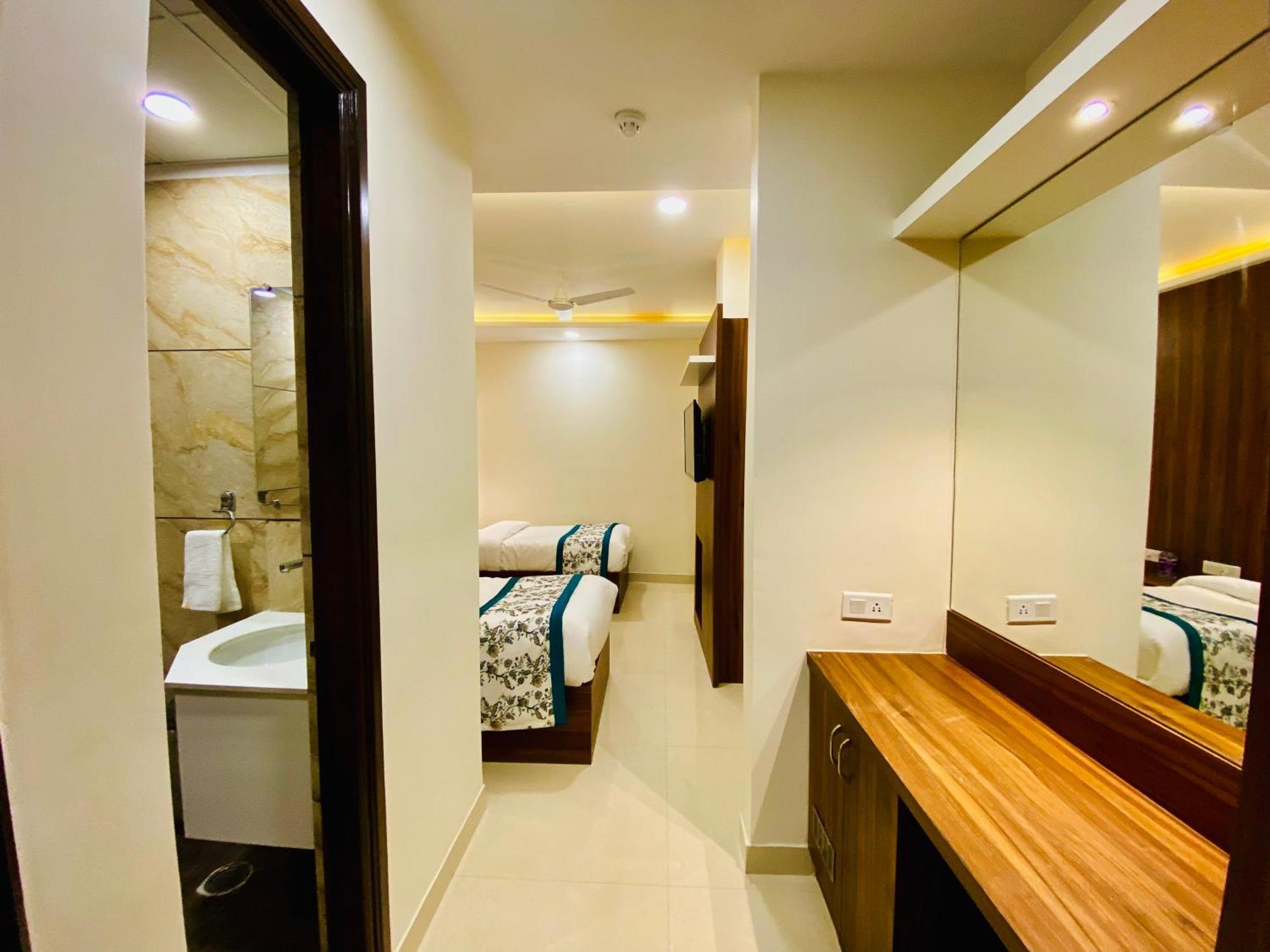 Hotel White And Restaurant 300 Mtr From Golden Temple Amritsar Buitenkant foto