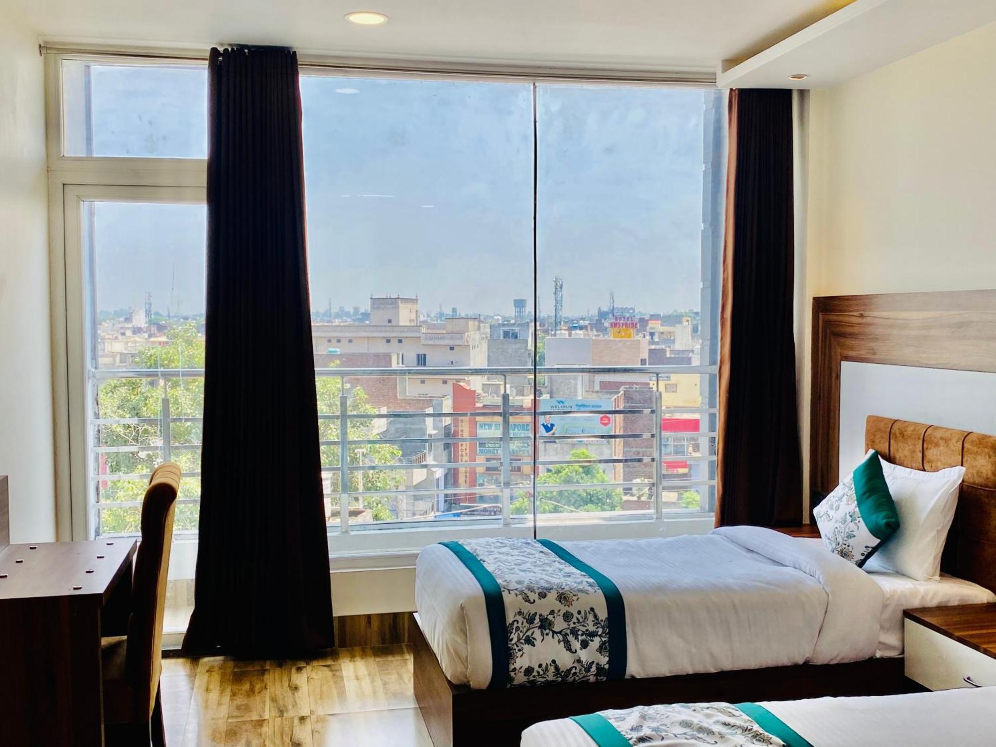Hotel White And Restaurant 300 Mtr From Golden Temple Amritsar Buitenkant foto