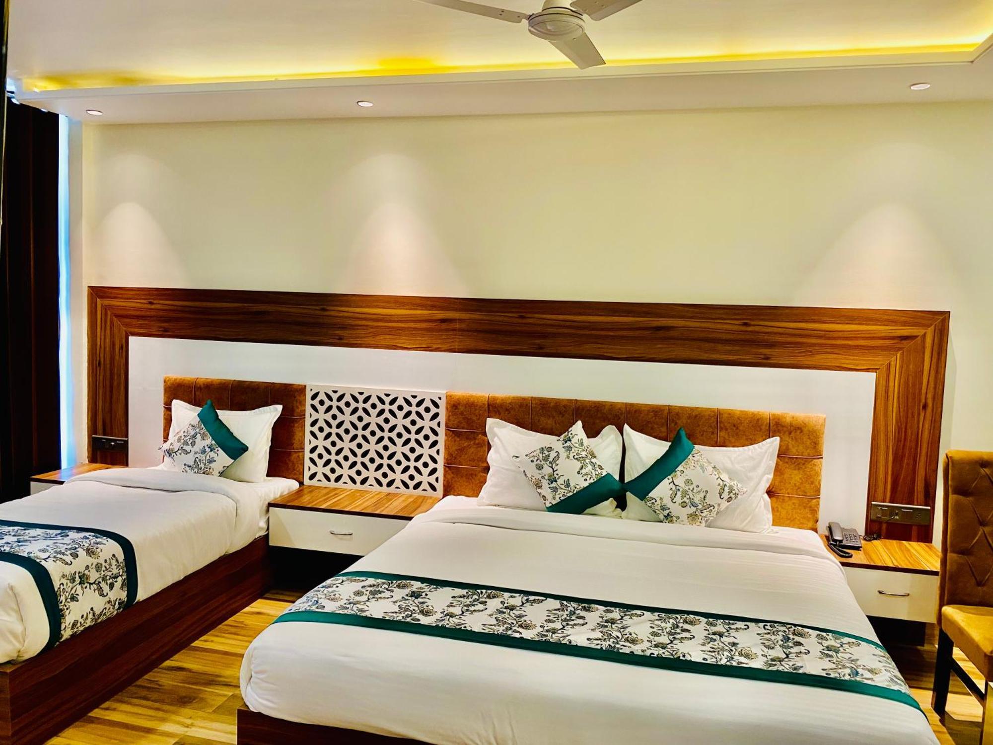 Hotel White And Restaurant 300 Mtr From Golden Temple Amritsar Buitenkant foto
